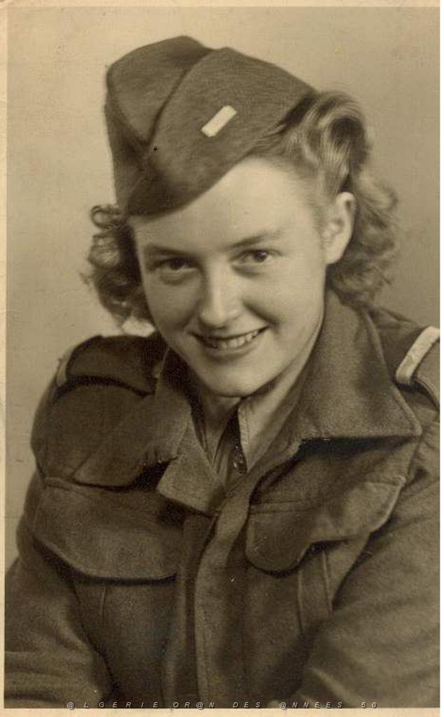 LES PARENTS MAMAN EN 1945.JPG